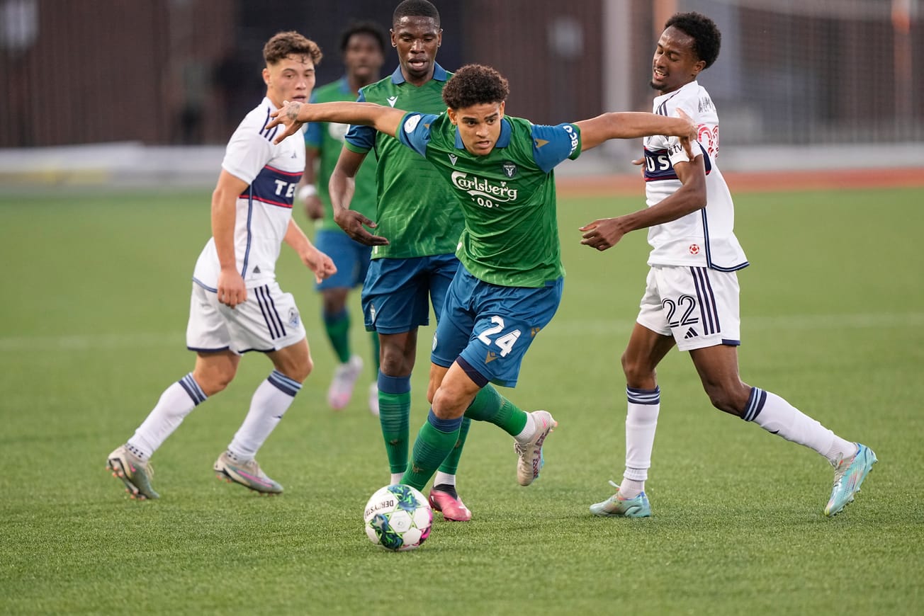 Defiance signing Osaze De Rosario