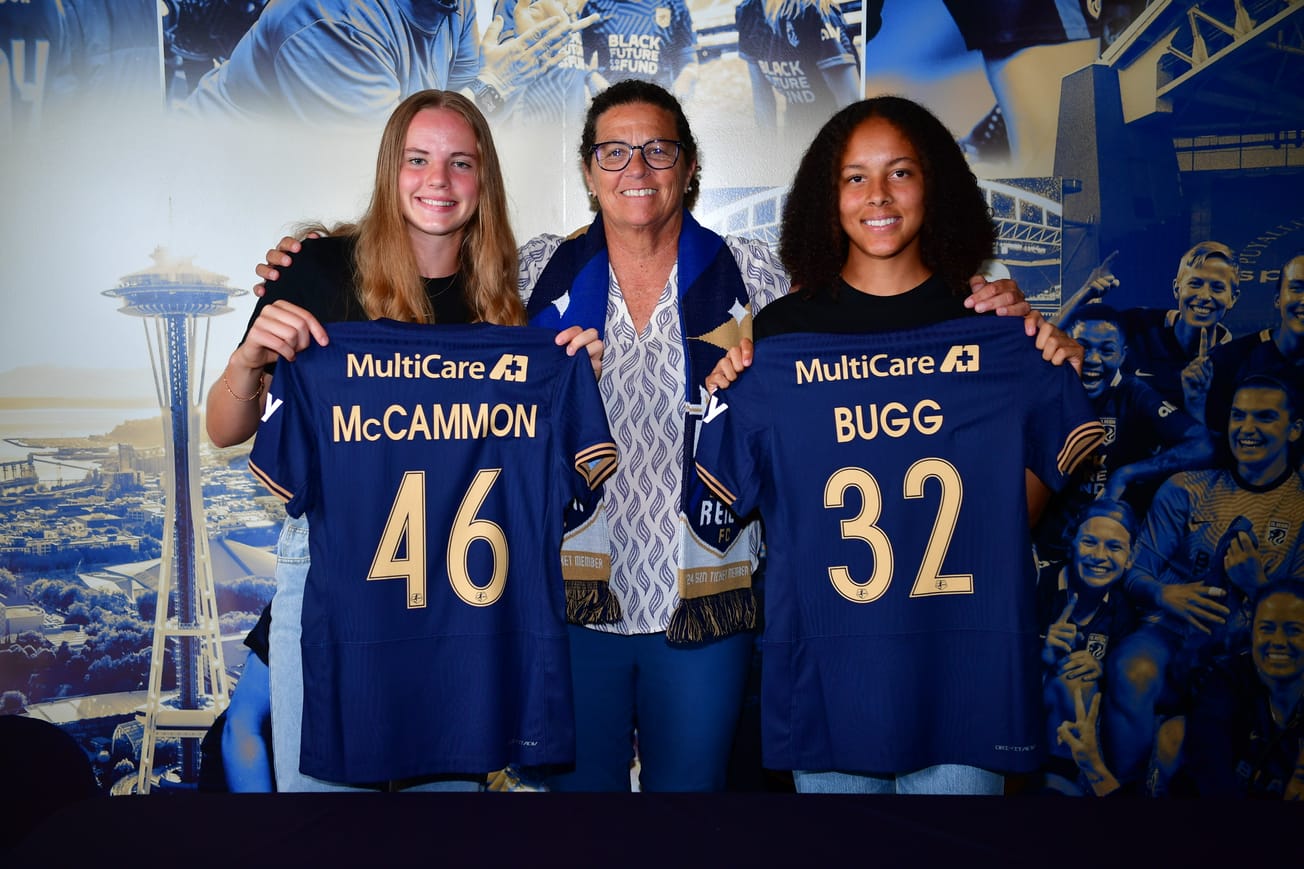 Reign general manager Lesle Gallimore poses with the club's newest signings, Ainsley McCammon and Jordyn Bugg