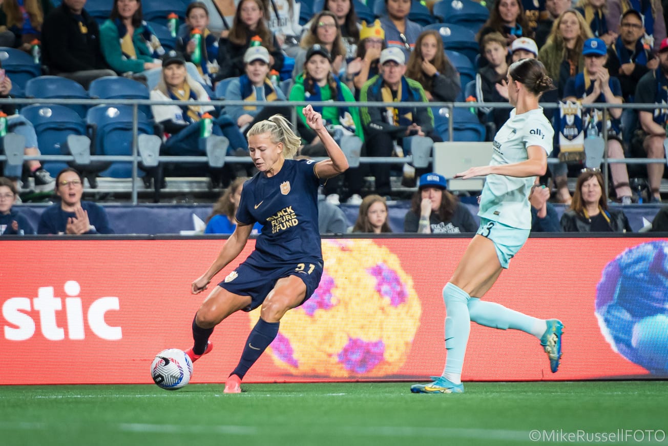 Seattle Reign FC defender Hanna Glas playing the ball.