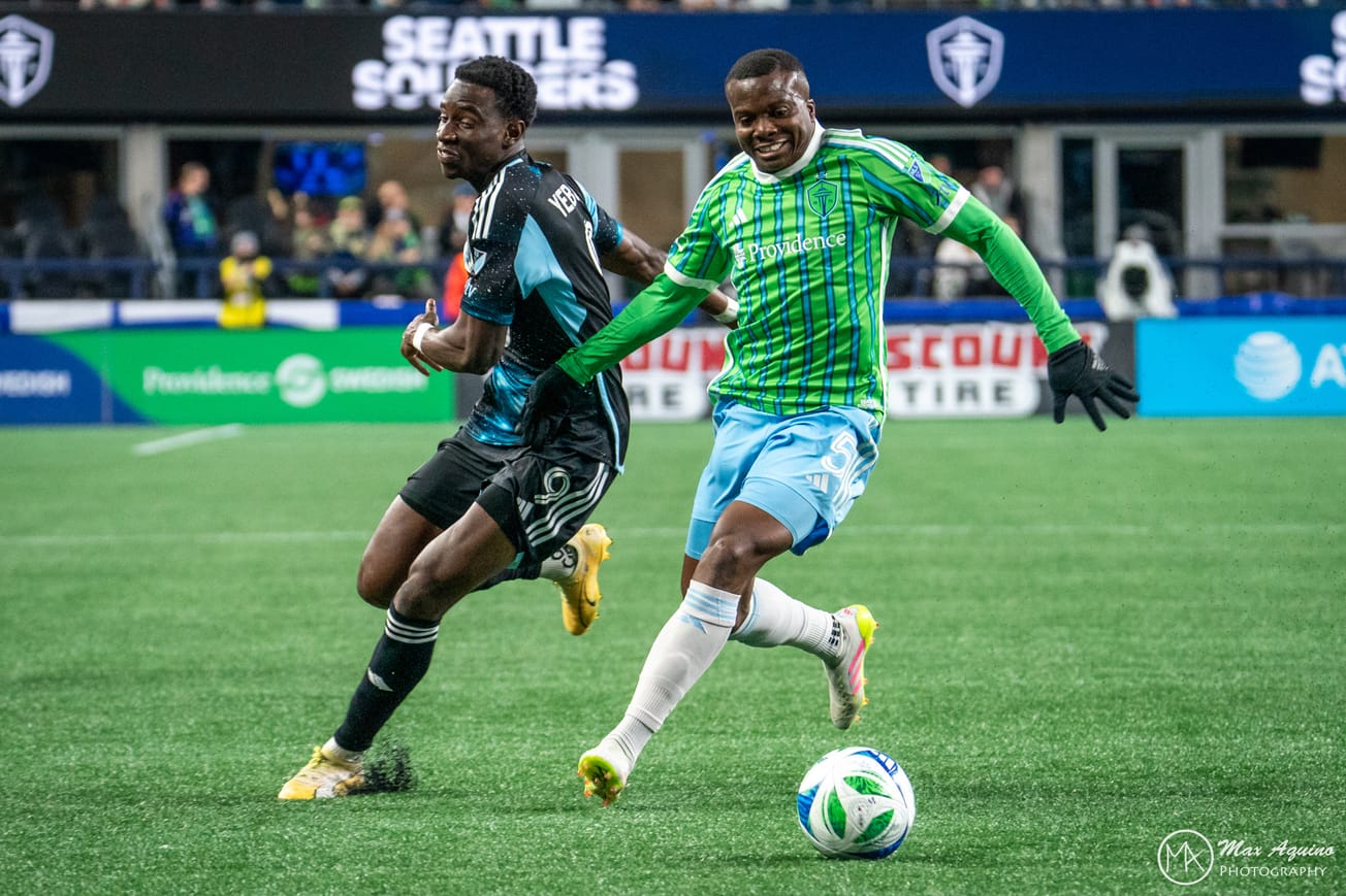 Nouhou re-signs with Sounders